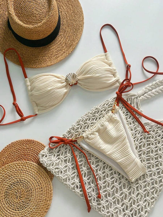 Bikini de tela drapeada y adorno metálico