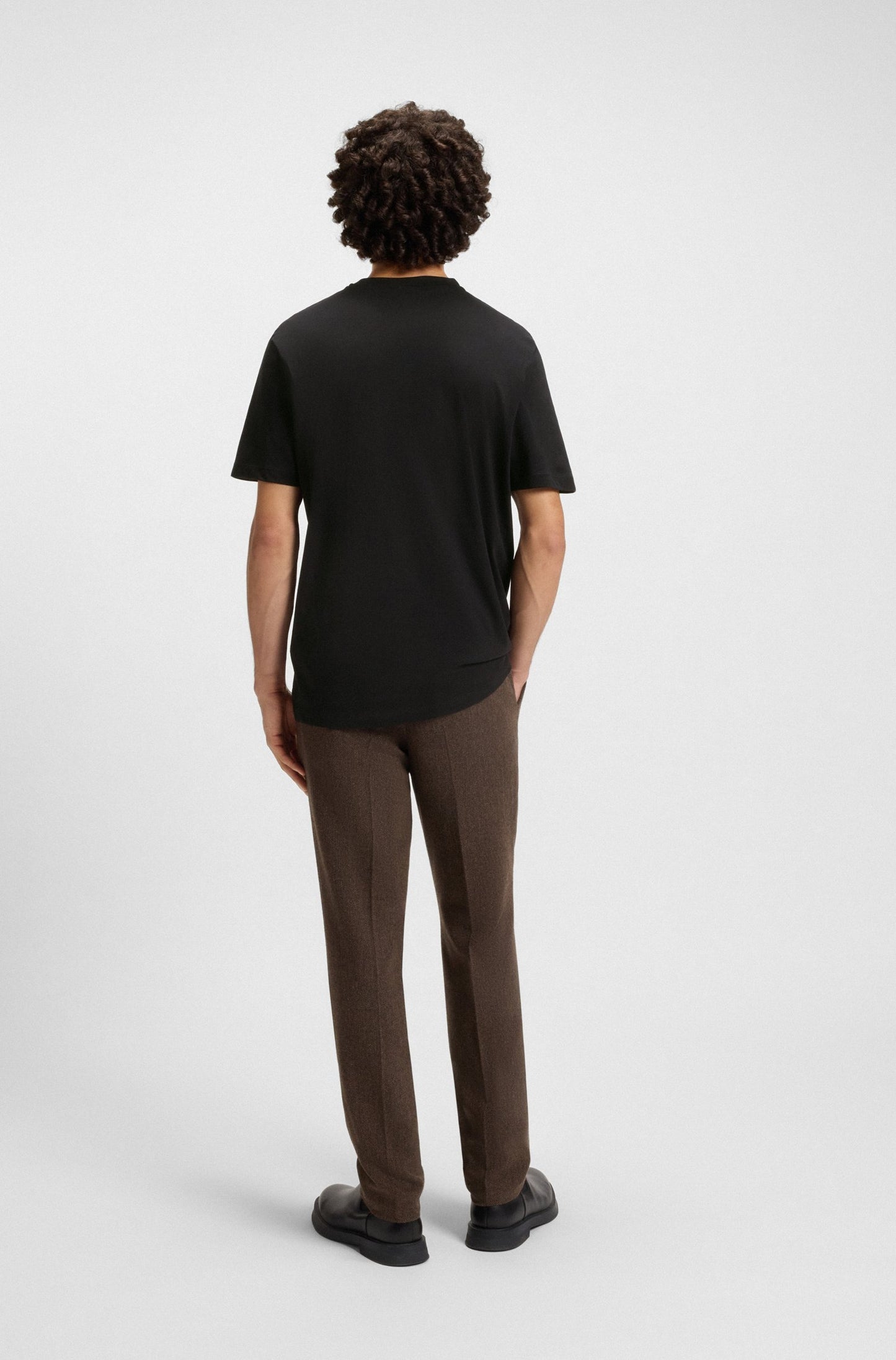 Franela cuello redondo con logo bordado central