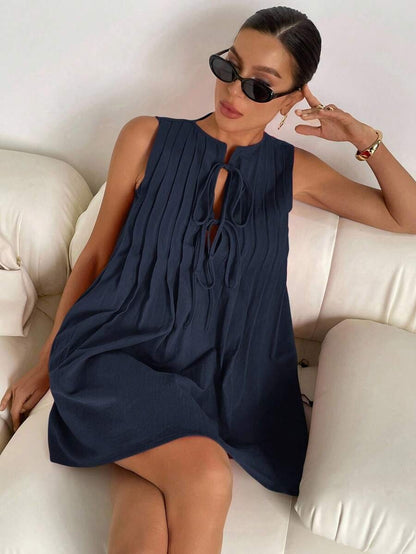 Vestido mini casual  con pliegues, sin mangas y con lazo delantero