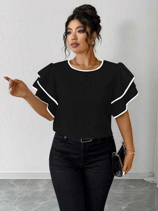 Blusa de mangas cortas con volantes en contraste de blanco y negro