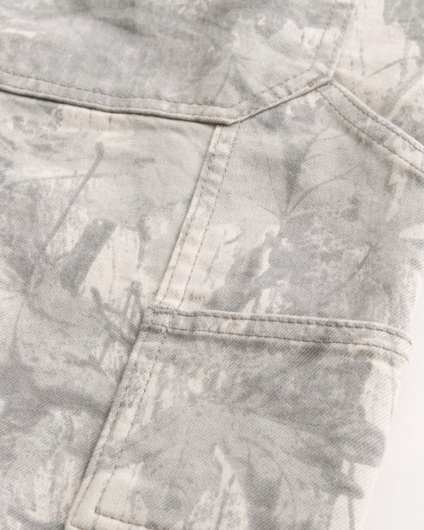 Bermuda denim estilo camuflaje y corte holgado