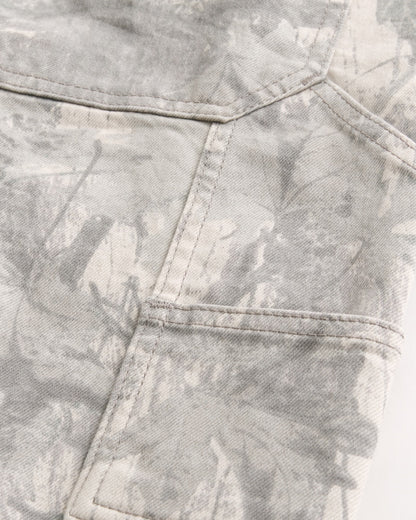 Bermuda denim estilo camuflaje y corte holgado