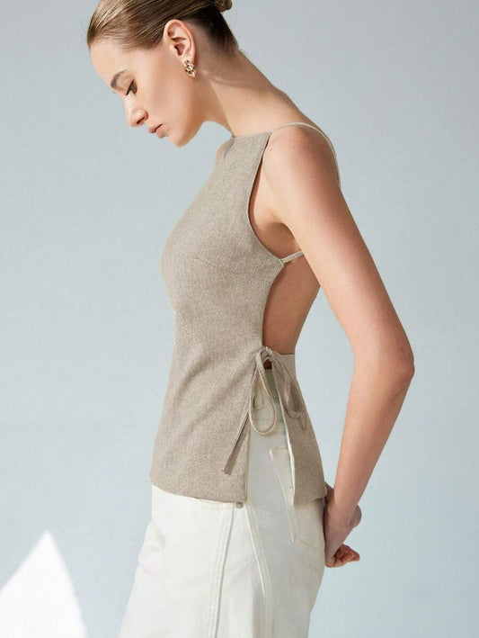 Top sin espalda elegante con diseño cuadrado
