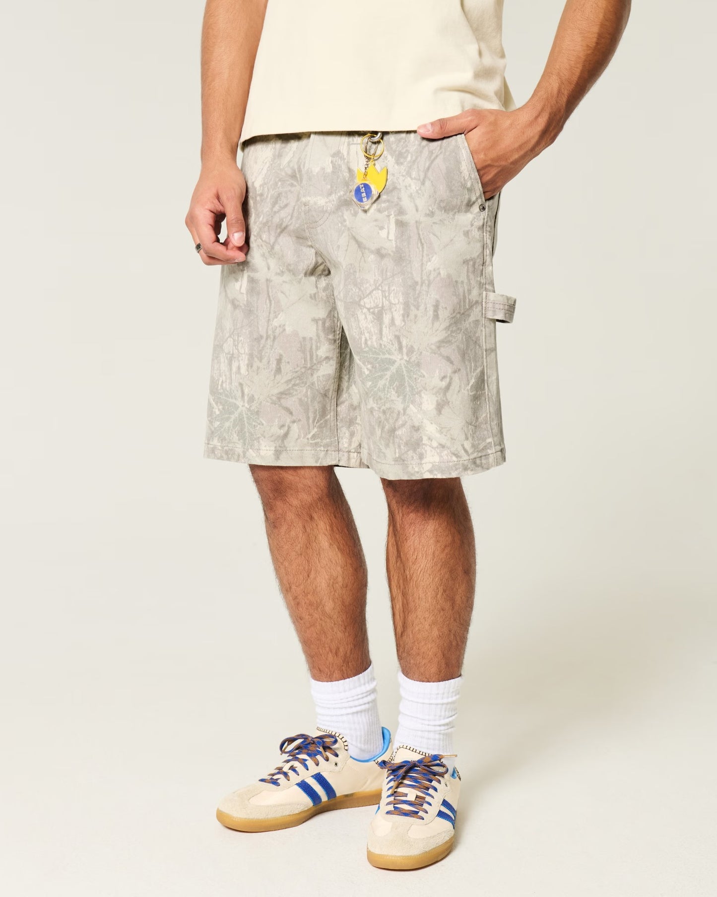 Bermuda denim estilo camuflaje y corte holgado