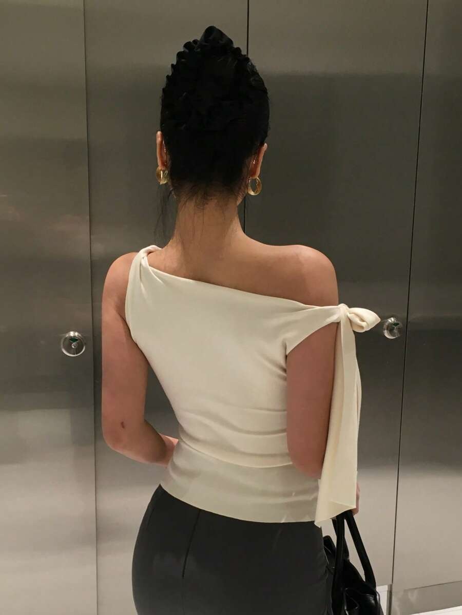 Camiseta corta ajustada con hombro asimétrico