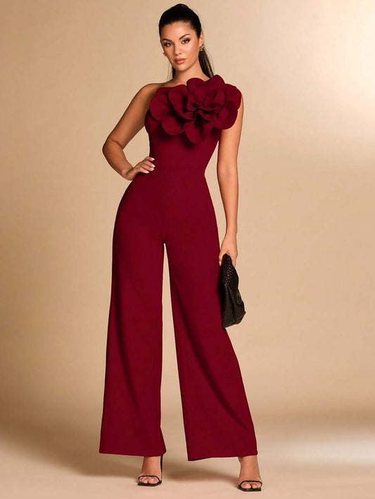 Braga elegante con cuello asimétrico y accesorios florales