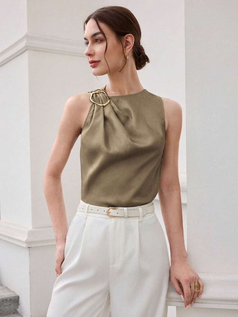 Blusa cuello redondo con pliegues y anillo