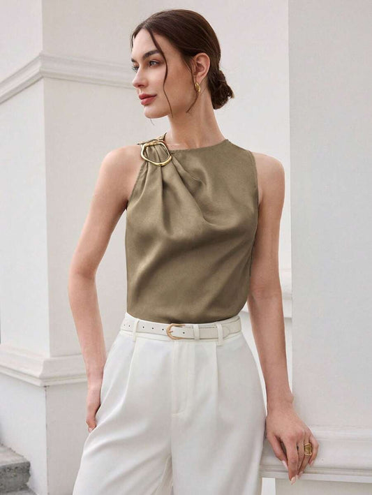 Blusa cuello redondo con pliegues y anillo