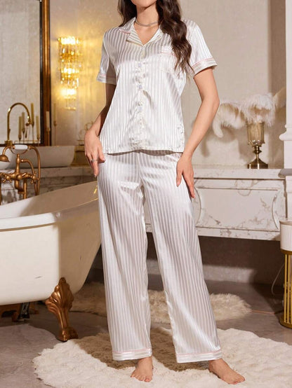 Pijama con top de manga corta con cuello de solapa y ribete de contraste