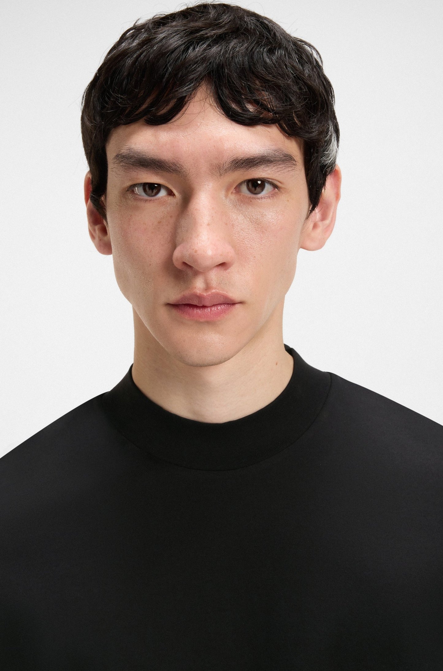 Franela ajustada unicolor con cuello alto