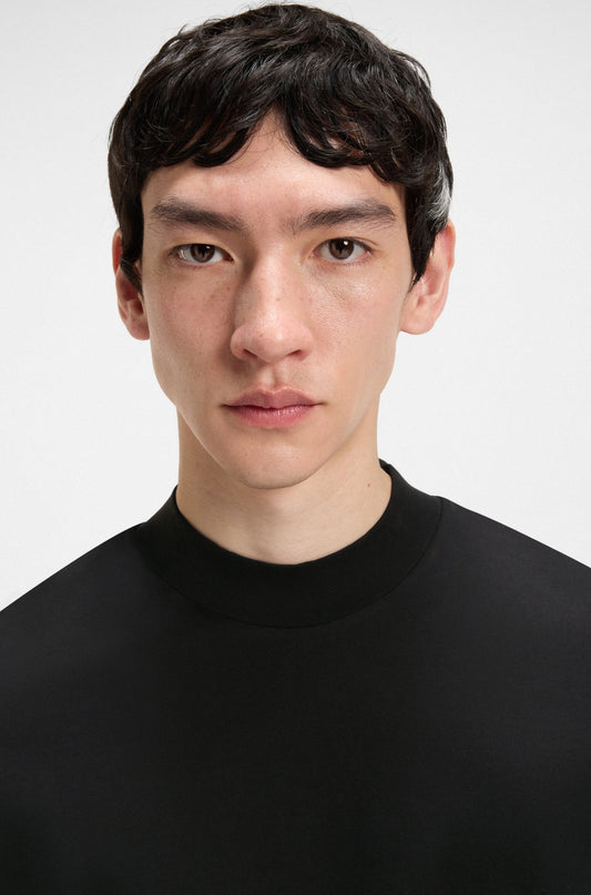 Franela ajustada unicolor con cuello alto