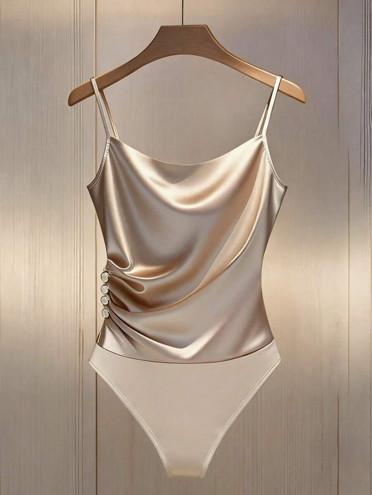 Body con cuello y adornos dorados