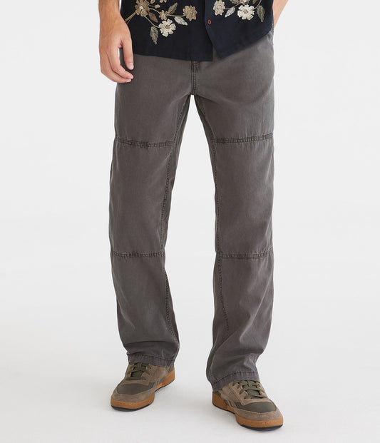 Pantalón holgado tipo carpintero