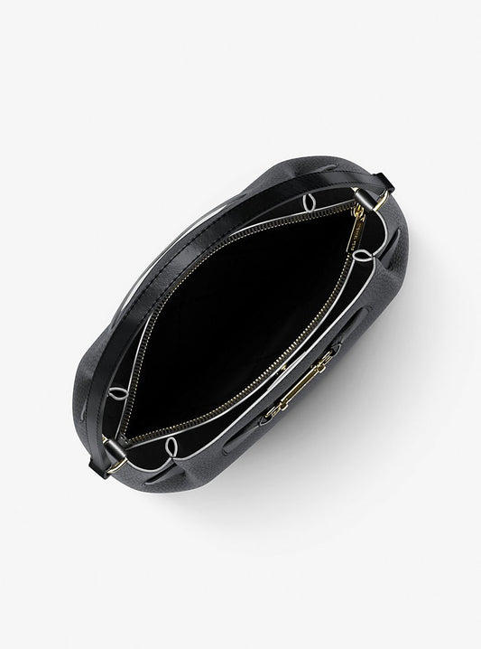 Cartera mediana tipo bandolero con piel granulada