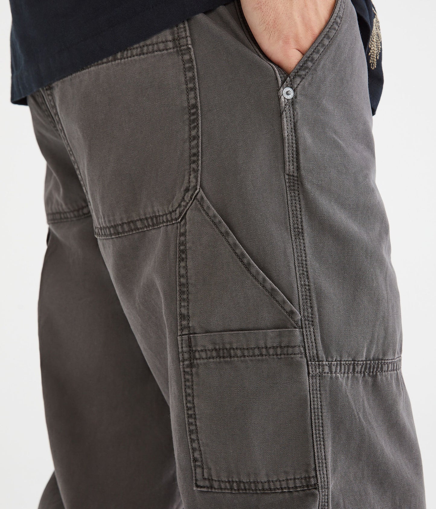 Pantalón holgado tipo carpintero