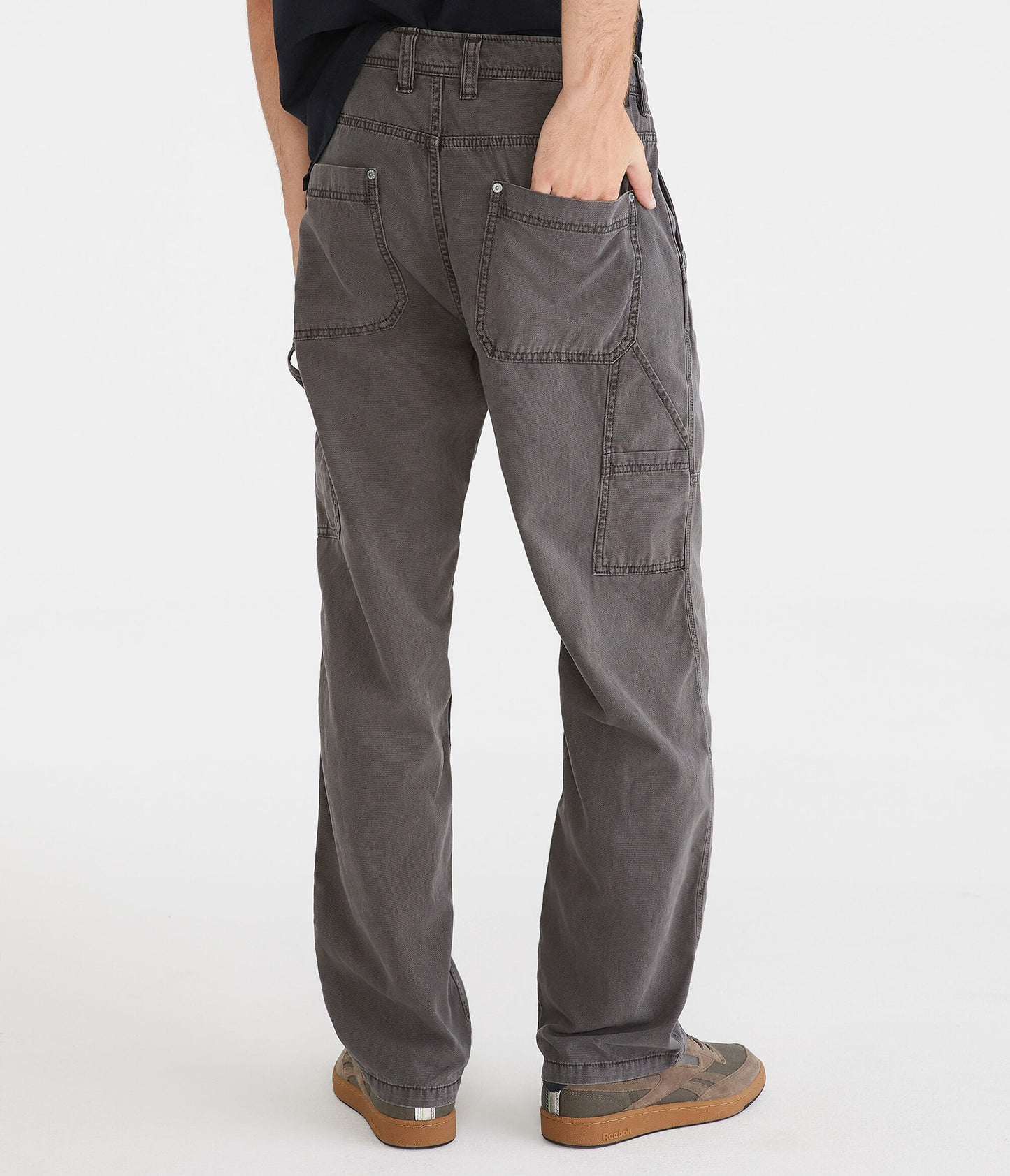 Pantalón holgado tipo carpintero