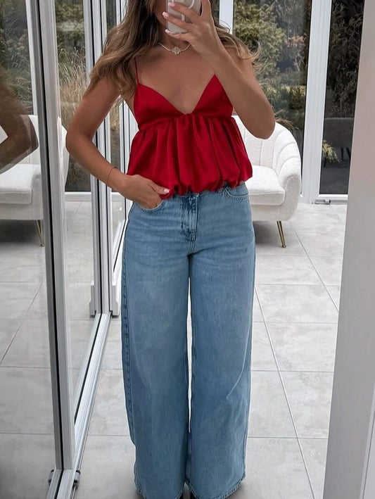 Blusa de tirantes y saten con volantes y escote profundo en V