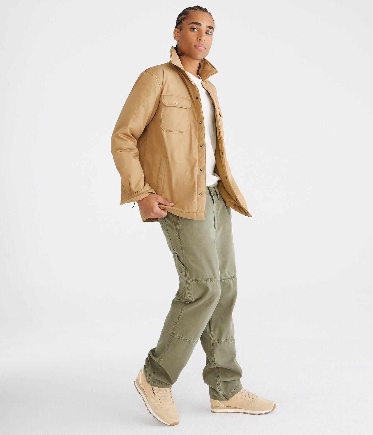 Pantalón holgado tipo carpintero