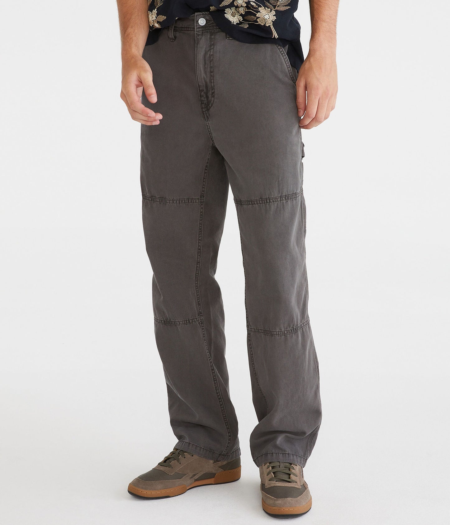 Pantalón holgado tipo carpintero