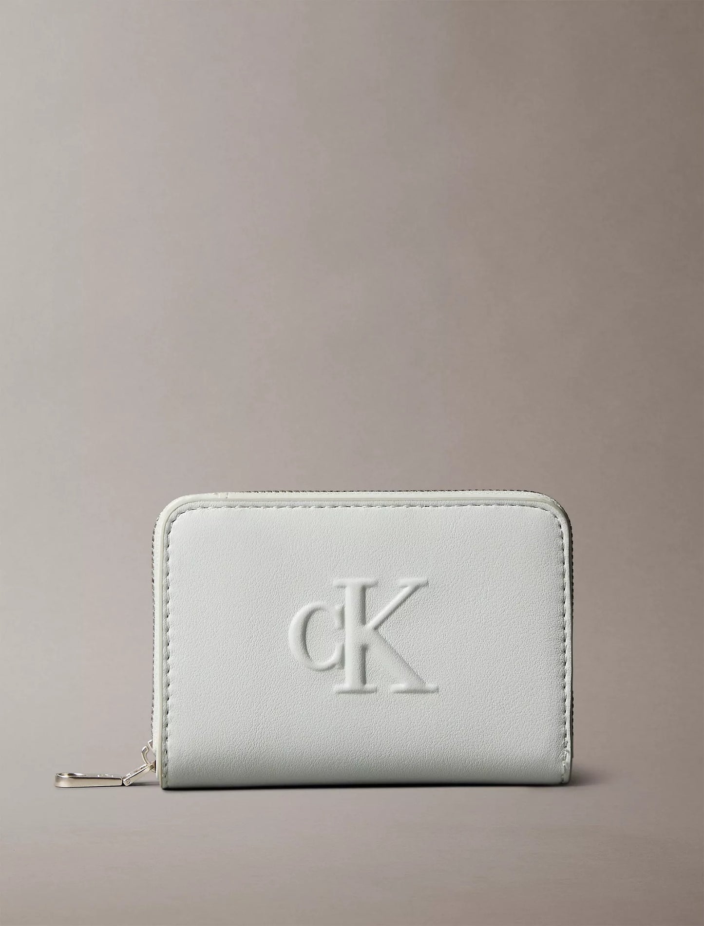 Monedero pequeño con logo en relieve