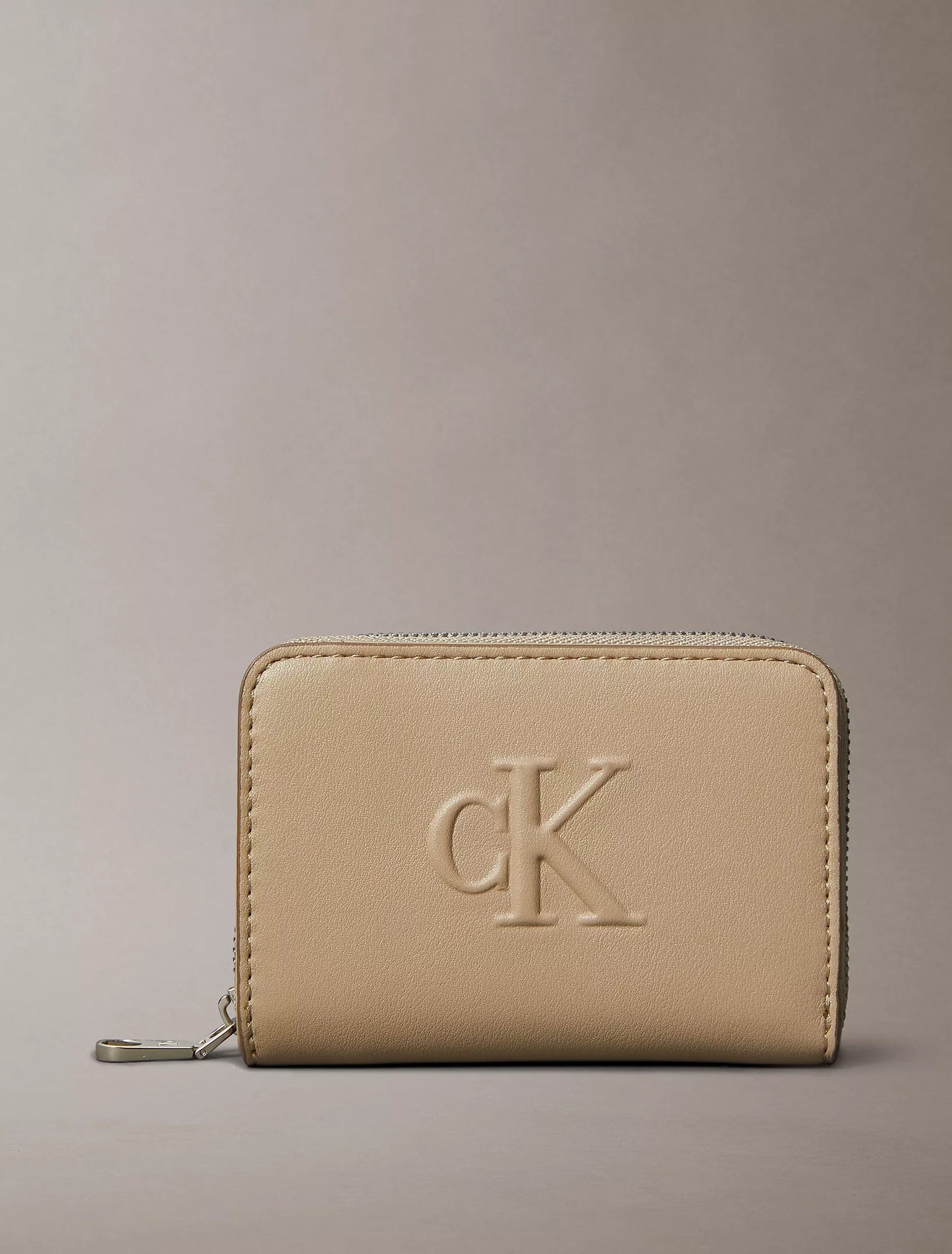 Monedero pequeño con logo en relieve