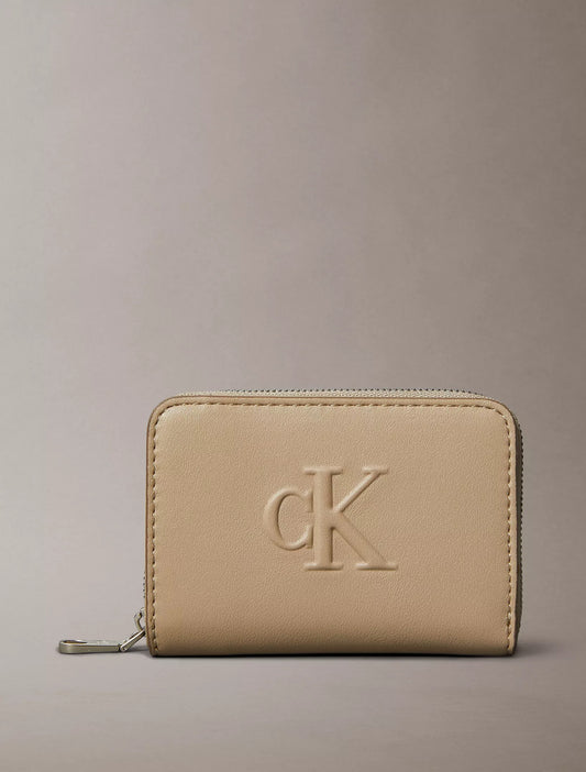 Monedero pequeño con logo en relieve