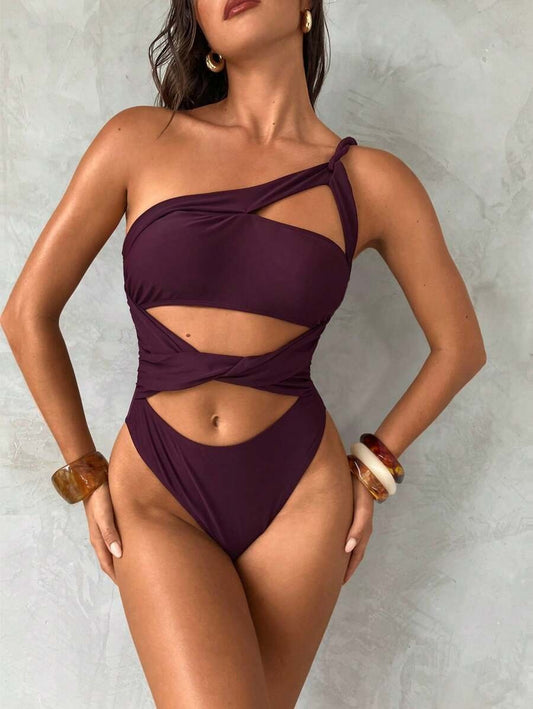 Traje de baño enterizo con tirantes torcidos