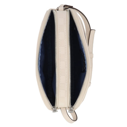 Cartera tipo bandolero con patrón tejido