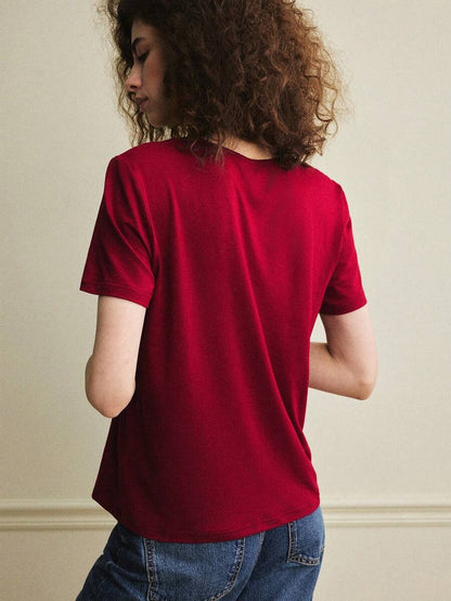 Blusa con diseño de ojal en el cuello