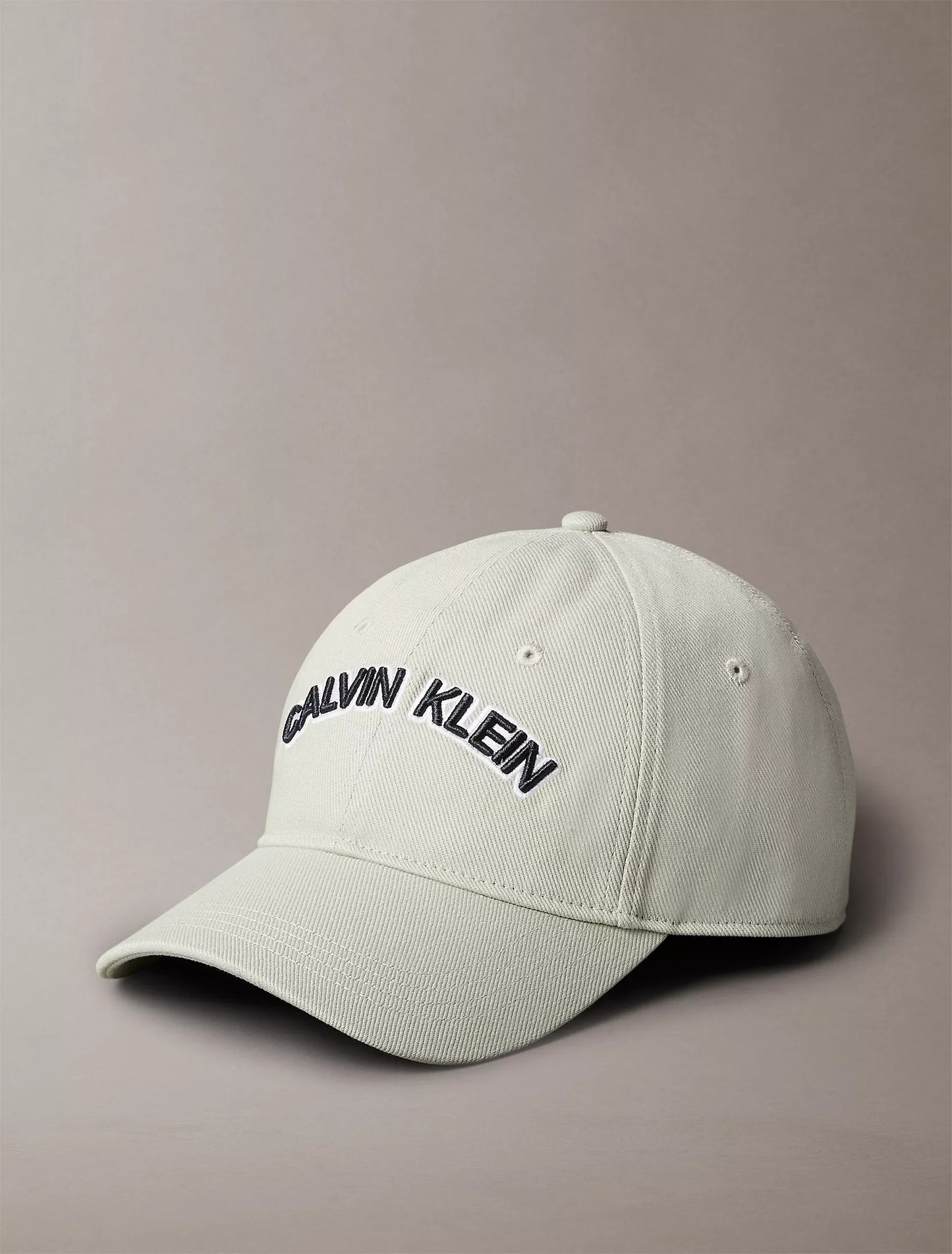 Gorra con logo bordado grande