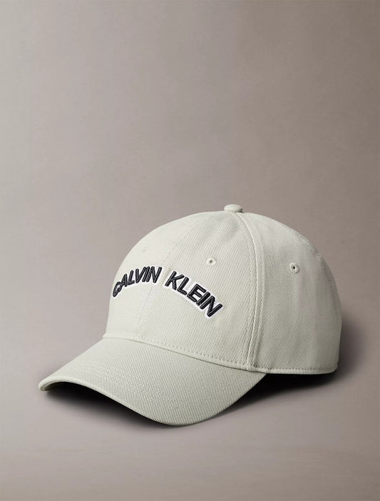 Gorra con logo bordado grande
