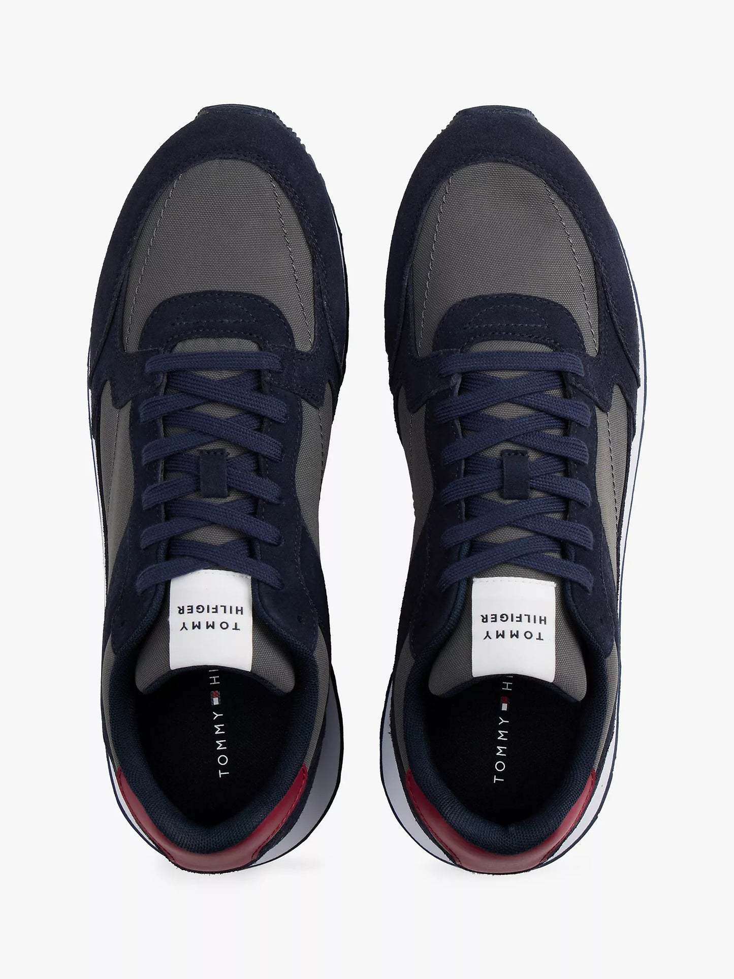 Calzado deportivo con textura combinada de pana