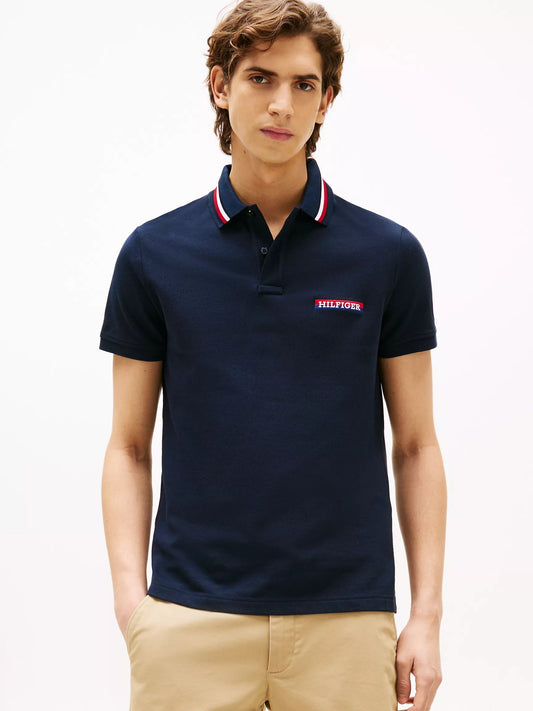 Chemise regular con cuello ribeteado y logo bordado