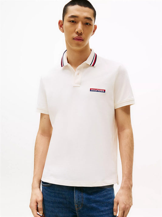 Chemise regular con cuello ribeteado y logo bordado
