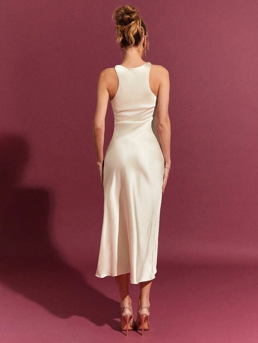 Vestido de satén elegante con detalle retorcido