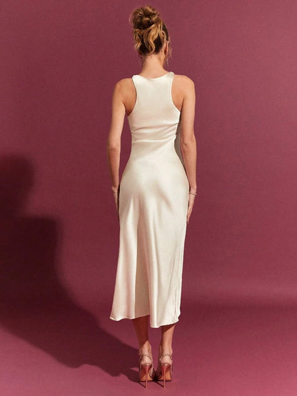 Vestido de satén elegante con detalle retorcido