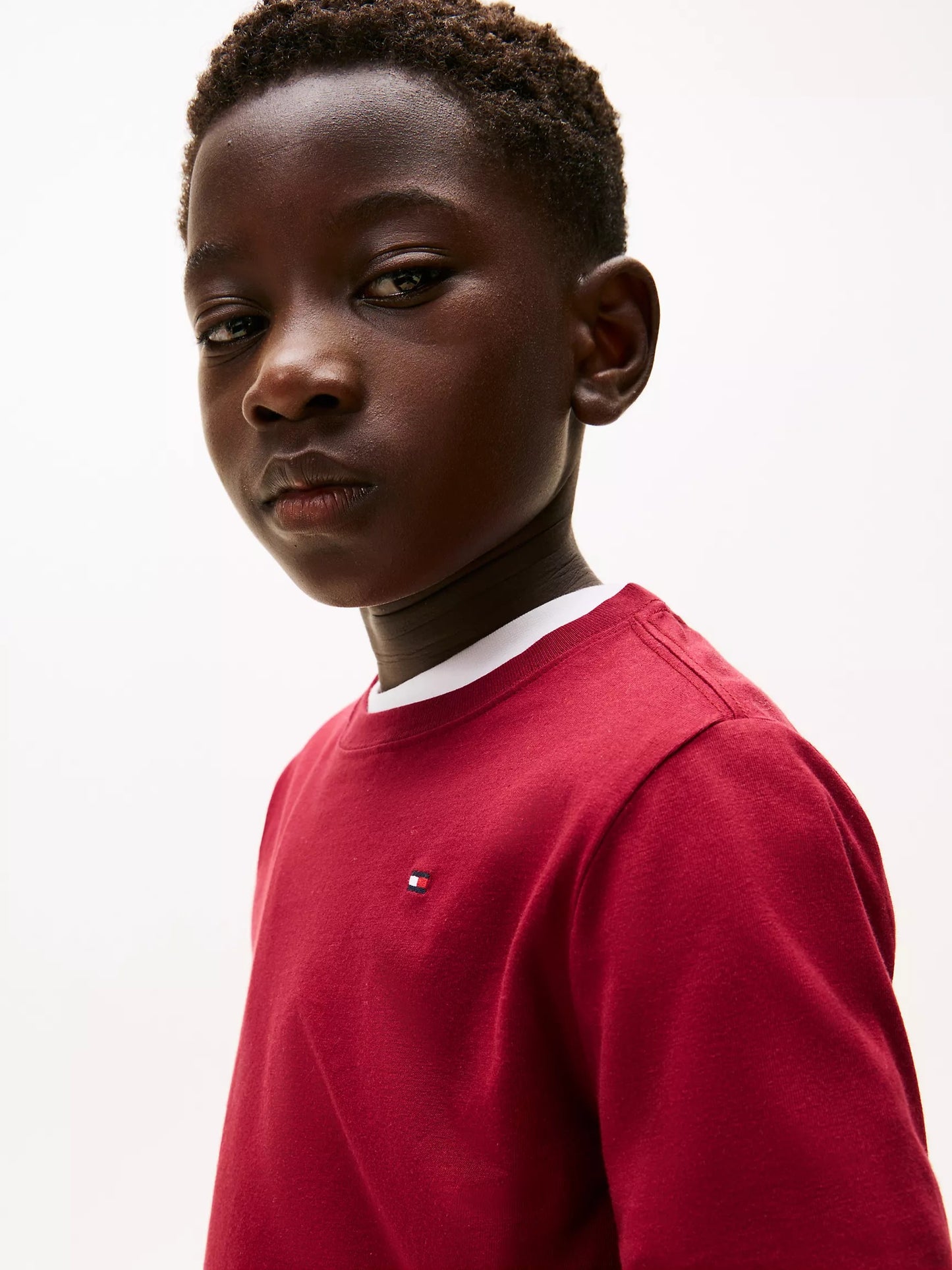 Franela cuello redondo unicolor con logo