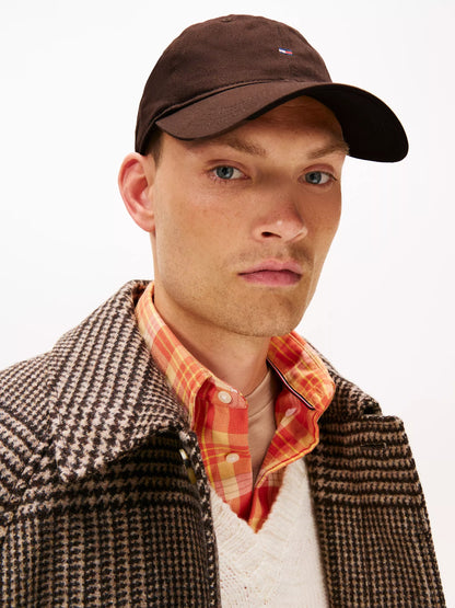 Gorra con bandera bordada