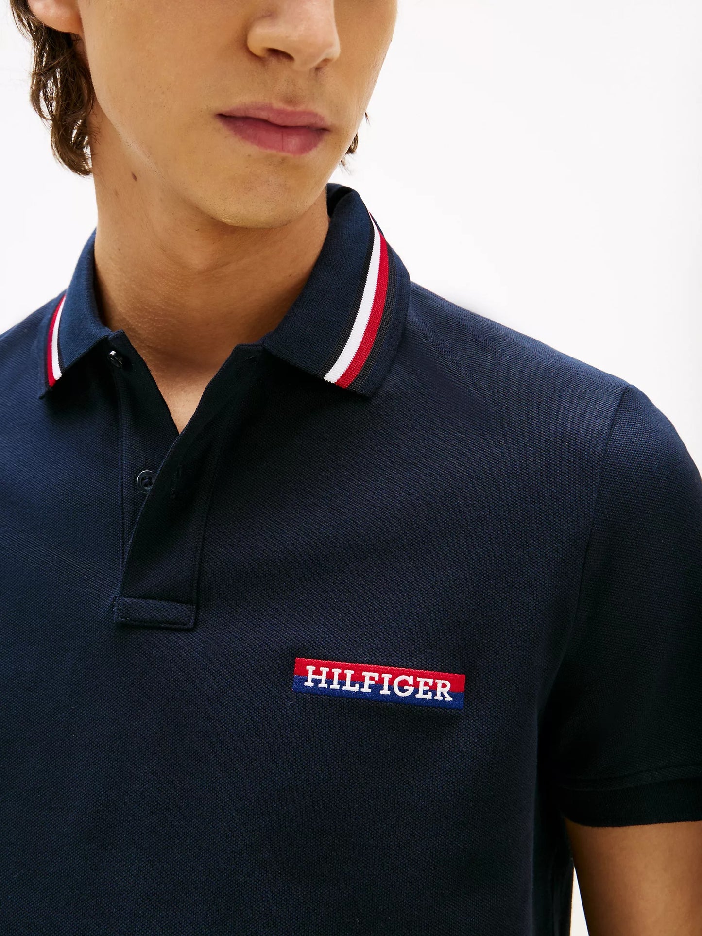 Chemise regular con cuello ribeteado y logo bordado