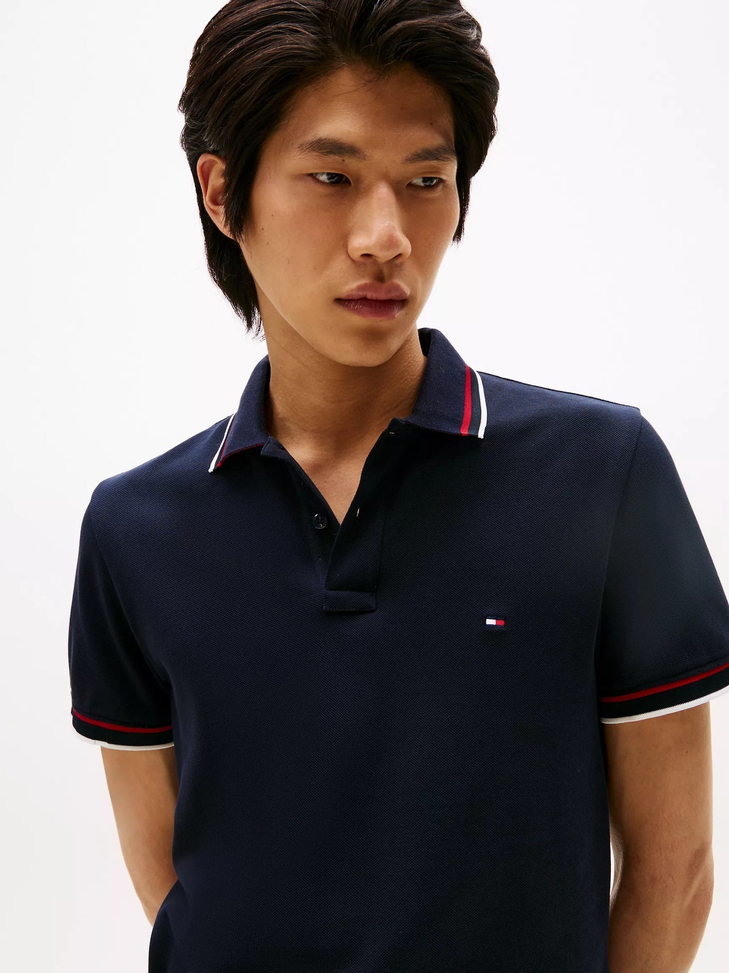 Chemise ajustada con cuello y mangas ribeteadas