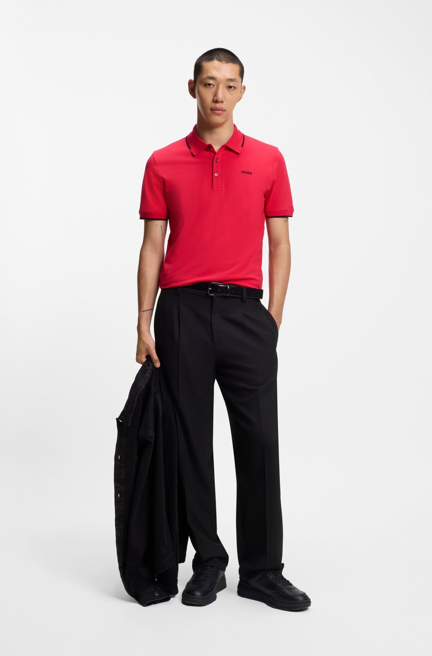 Chemise ajustada con cuello y mangas ribeteadas