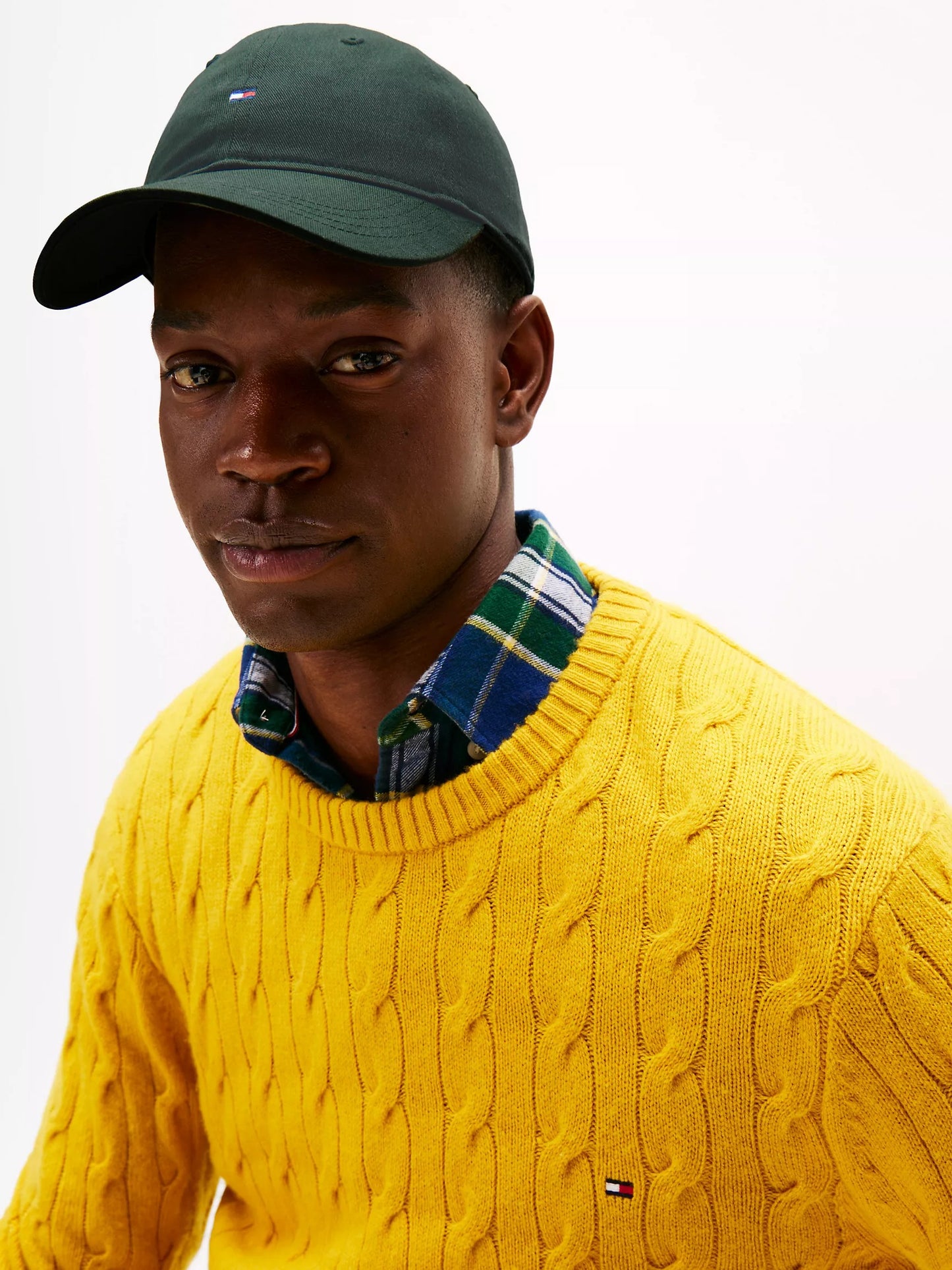 Gorra con bandera bordada