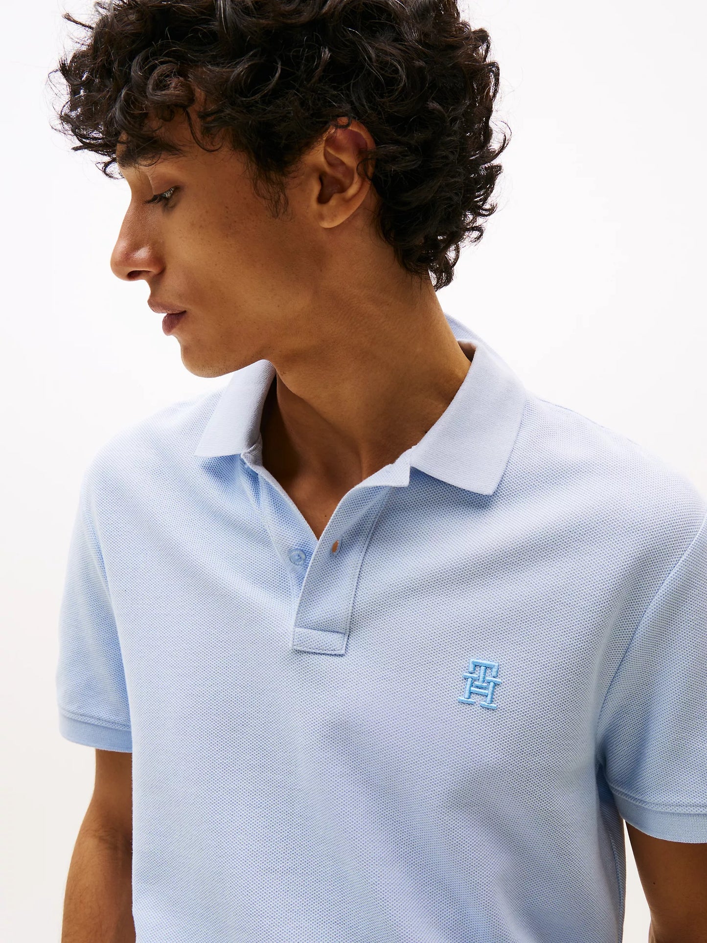 Chemise regular unicolor con logo en monograma bordado