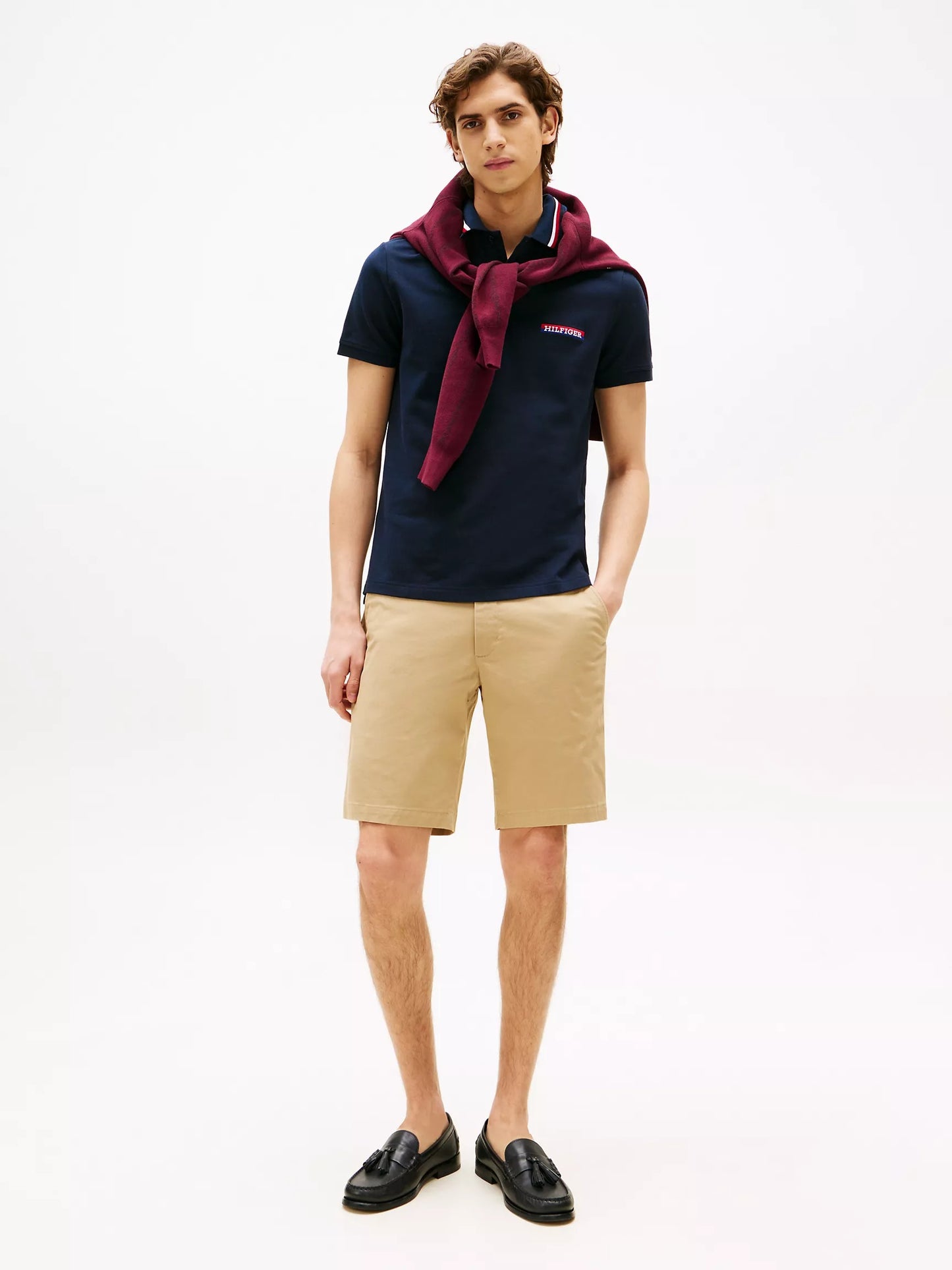 Chemise regular con cuello ribeteado y logo bordado