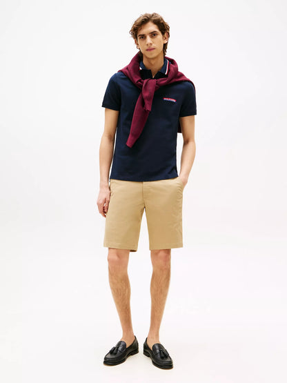 Chemise regular con cuello ribeteado y logo bordado