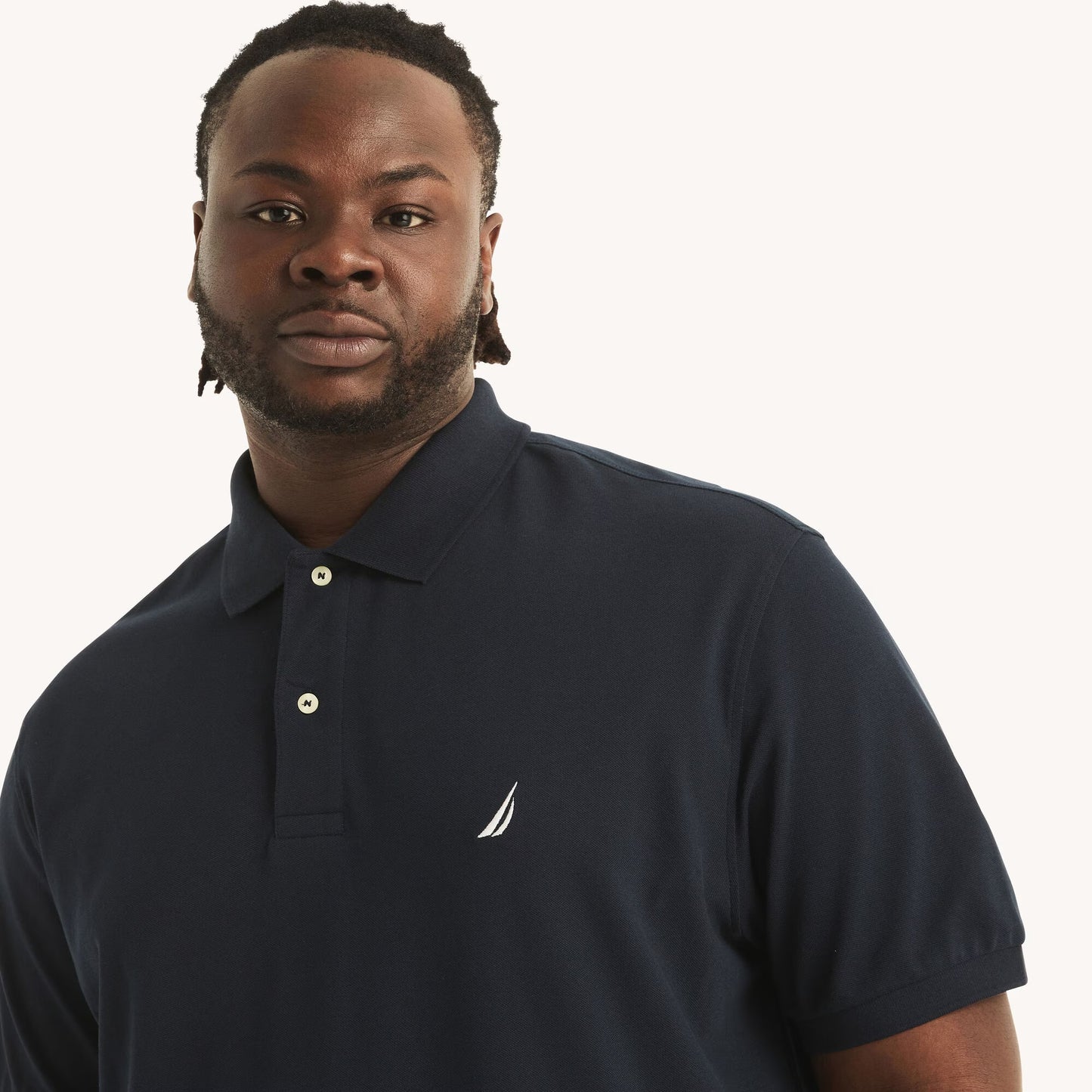 Chemise regular performance unicolor con logo para grandes