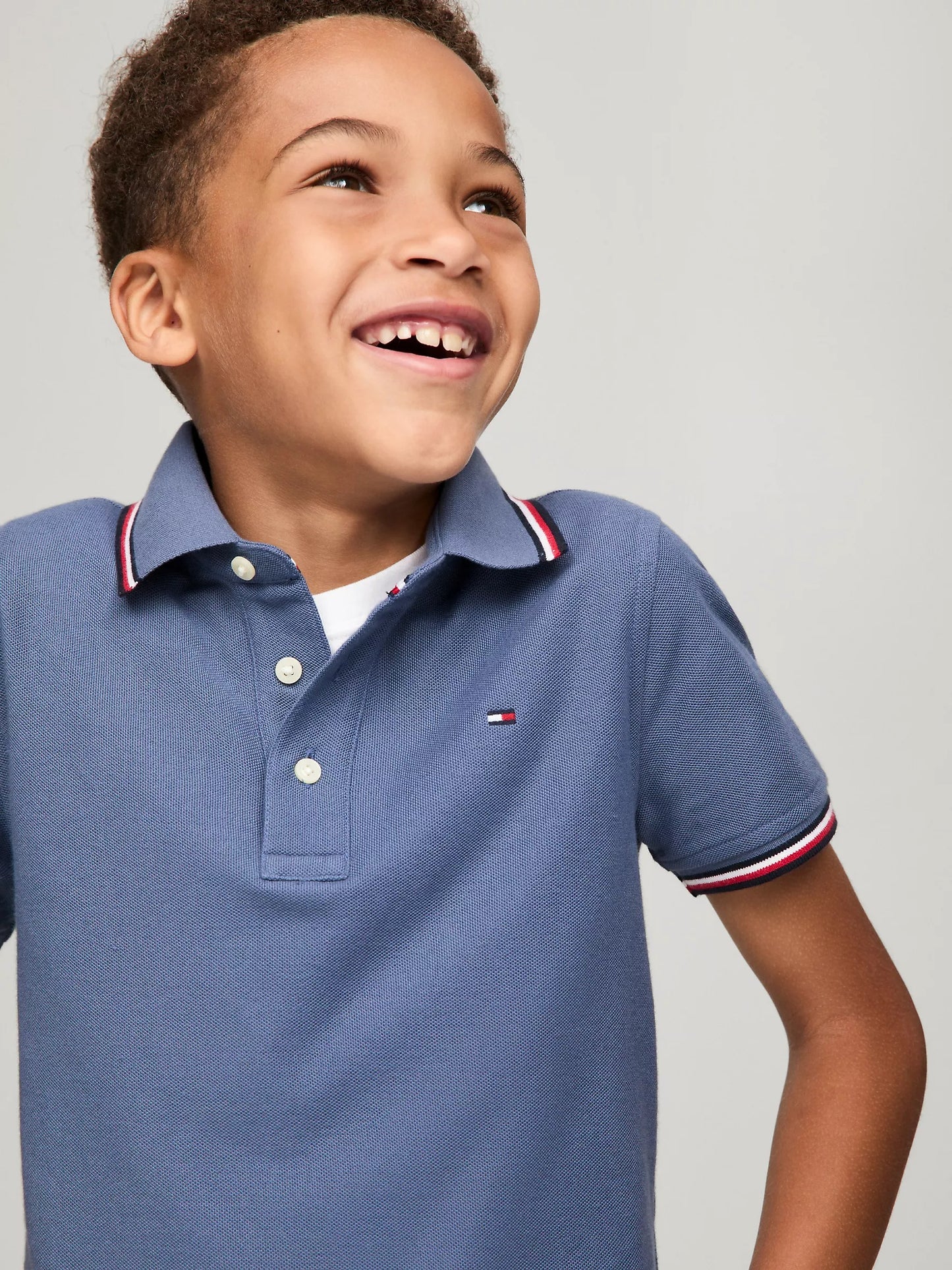 Chemise unicolor con cuello ribeteado para niño