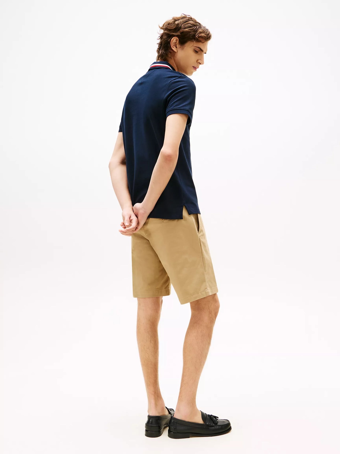 Chemise regular con cuello ribeteado y logo bordado