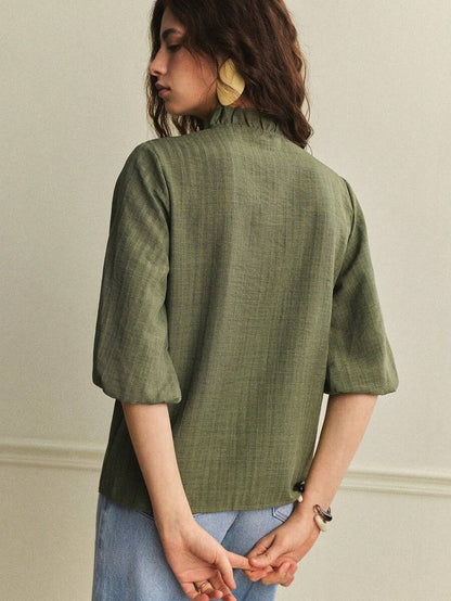 Blusa con botones, cuello de volantes