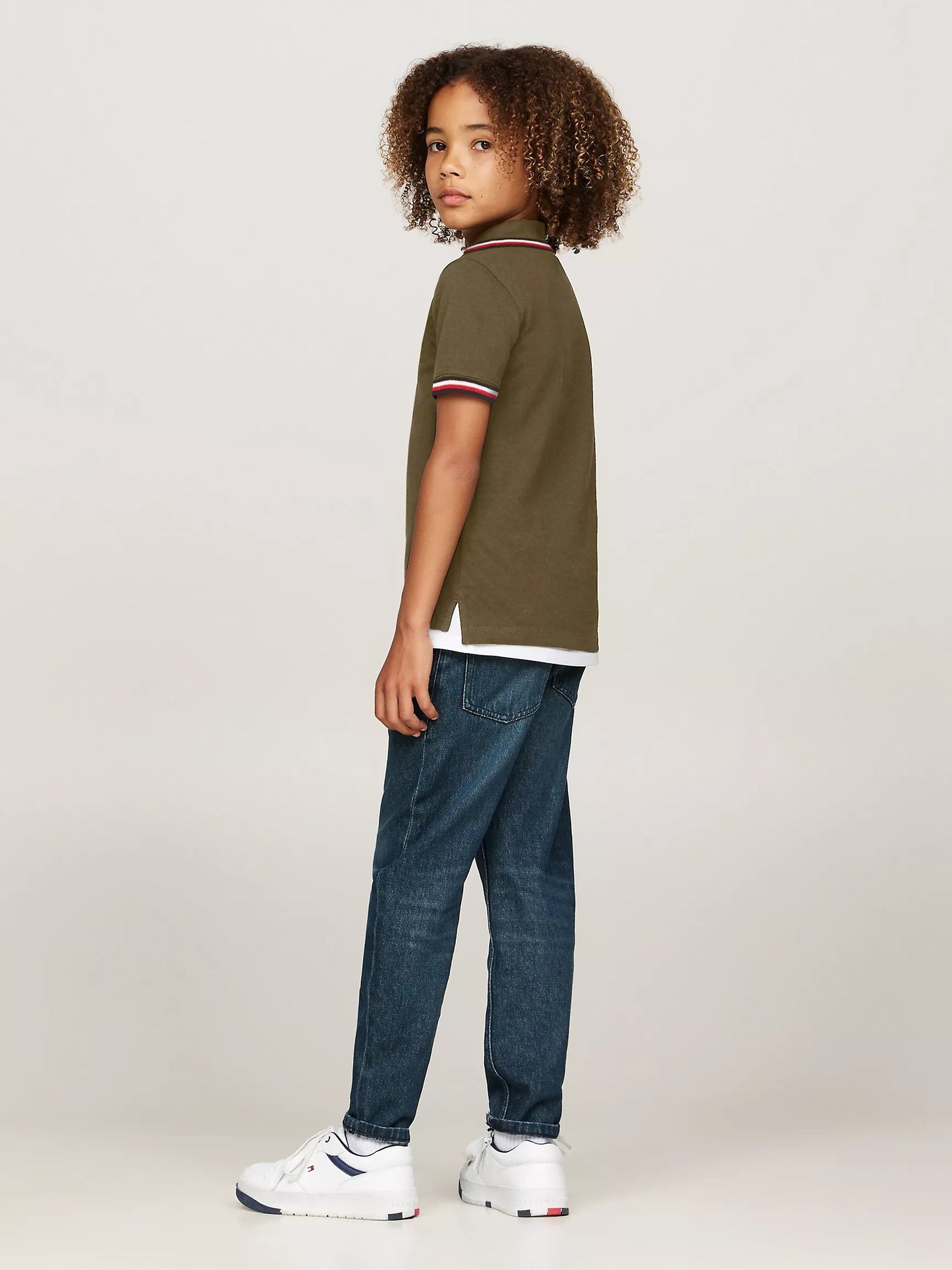 Chemise unicolor con cuello ribeteado para niño